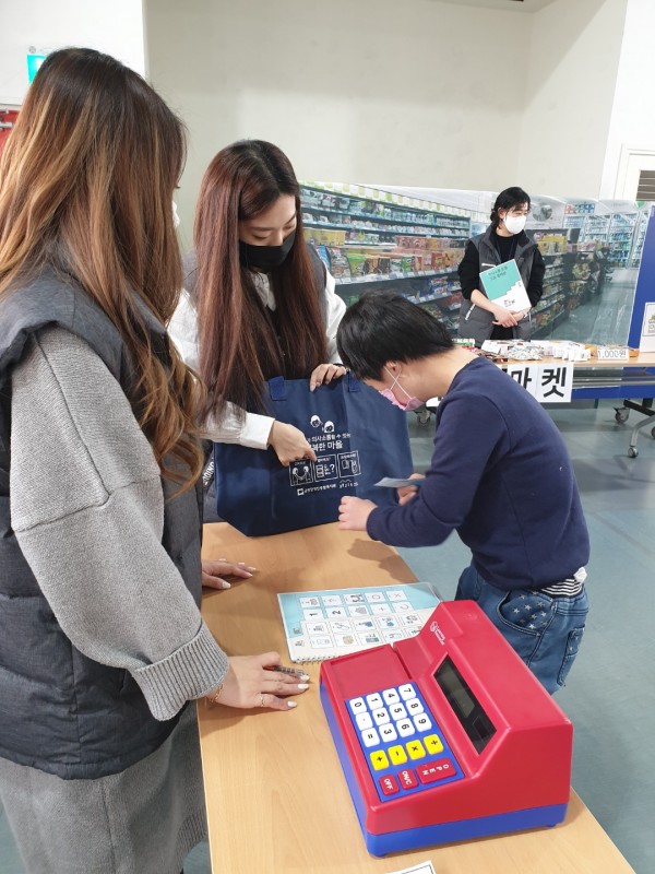 조용한 마켓에서 구입한 물건을 확인하는 사진