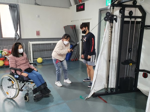 운동기구를 사용하는 사진