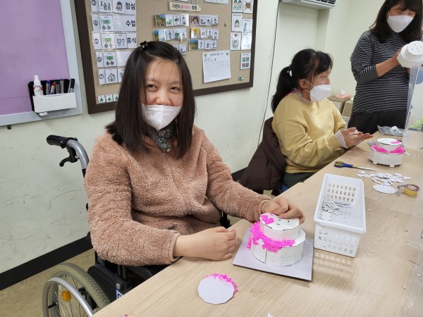 폼클레이로 케익 만드는 사진