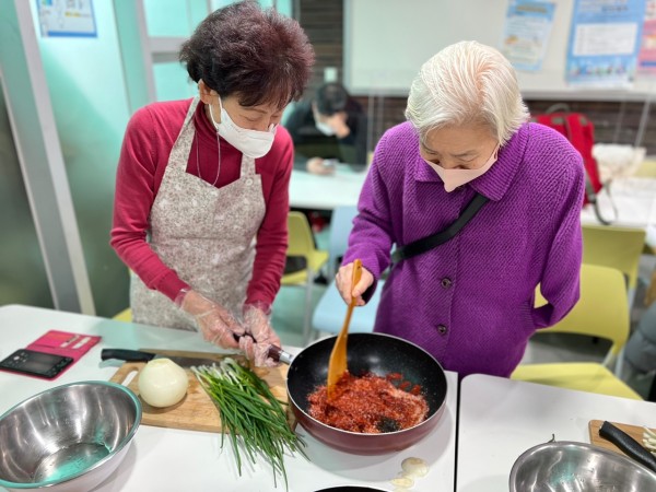 양념장을 만드는 모습