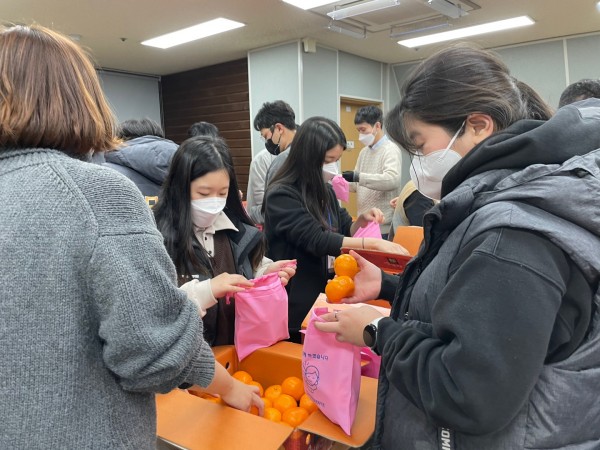 전달하기 전 직원들이 과일 포장하는 모습