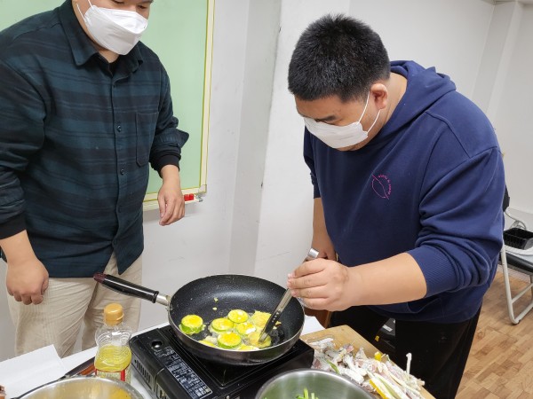 참여자가 애호박전을 뒤집는 모습