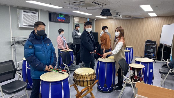 강사님을 따라 난타하는 모습