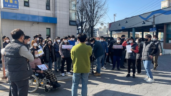 대피장소인 독산파출소에 안전하게 대피에 성공한 이용자 및 직원들