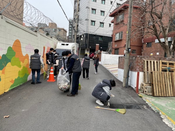 도보 하수구에 낀 쓰레기를 빼고 있는 직원