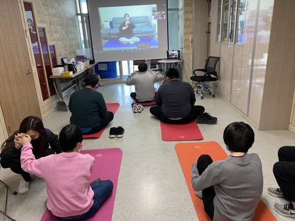 비대면으로 요가강사를 보고 동작을 따라하는 모습