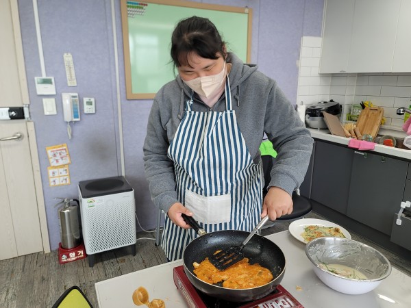 김치전을 부치는 이용자