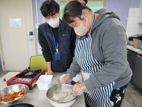 반죽을 만드는 이용자