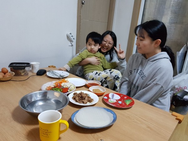 식사 전 가족사진(고O환님 가족)