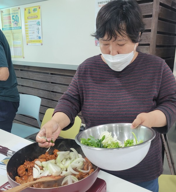 미나리 오리 불고기에 야채를 넣는 모습