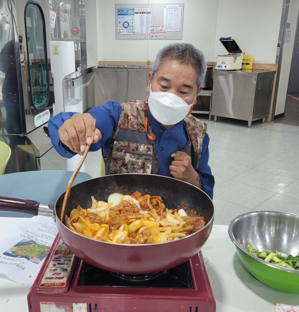 완성된 미나리 오리 불고기를 기호에 맞게 양념을 넣는 모습