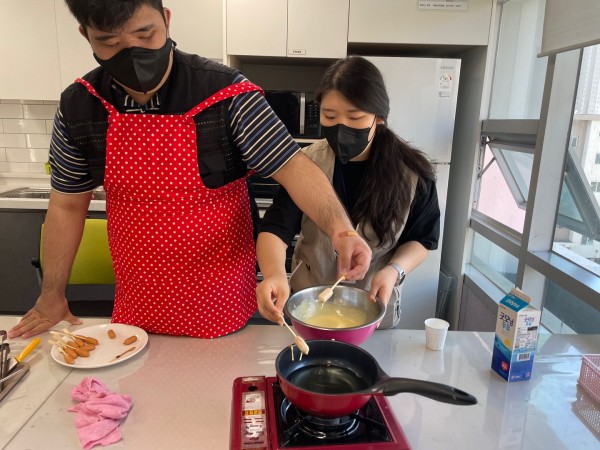 반죽을 기름에 넣는 이용자 모습