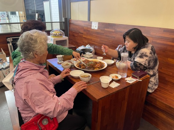 맛있는 찜닭을 드시는 모습