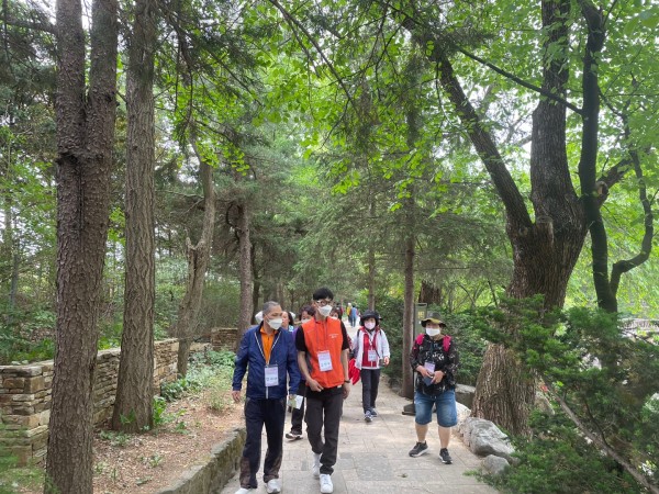 수목원 안에 있는 큰 숲길을 걸어가는 모습