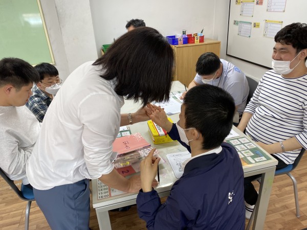 성인문해교육 중 강사님이 설명하는 모습