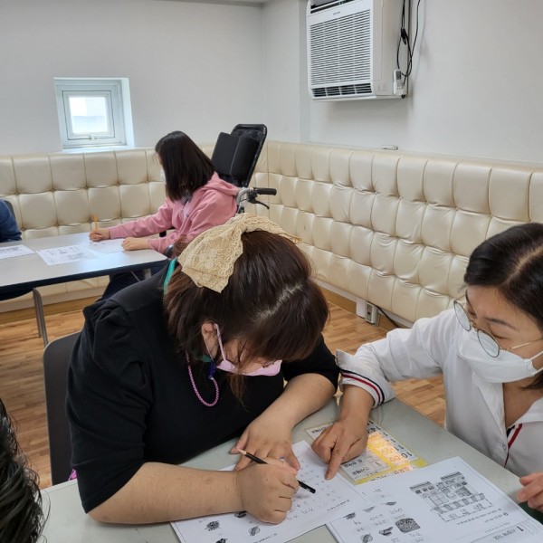 성인문해교육 중 개별지원 하는 모습