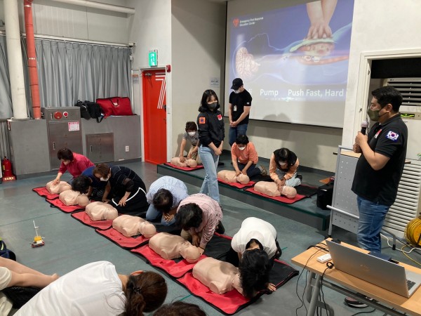 CPR 을 직접 시도해보고 있습니다.