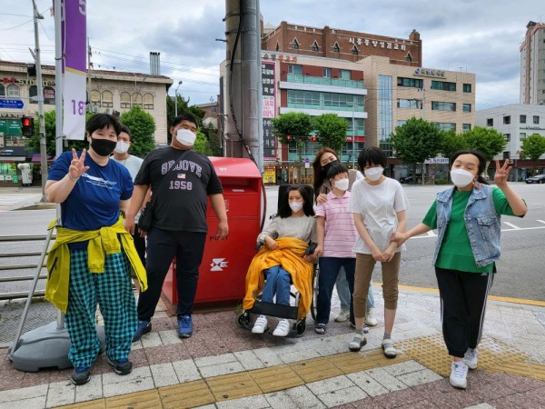 우체통 앞에서 찍은 단체사진