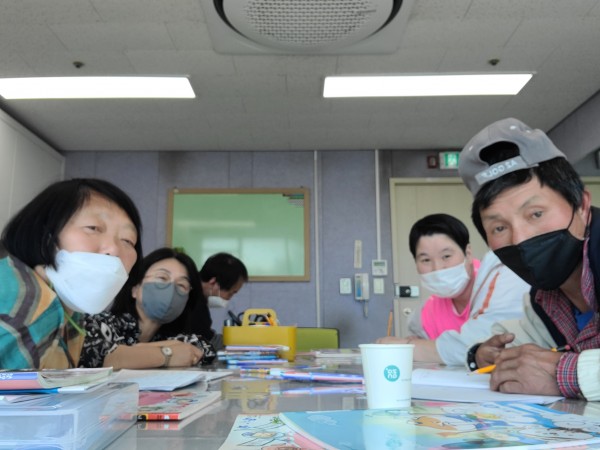 문해교육 선생님과 사진촬영 모습