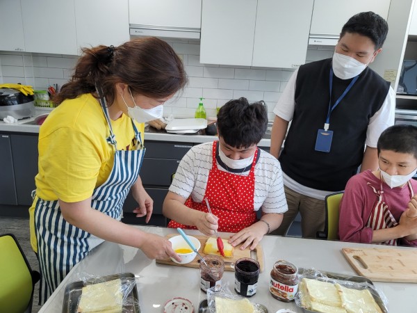 강사님과 함께 빵에 계란을 묻히는 모습