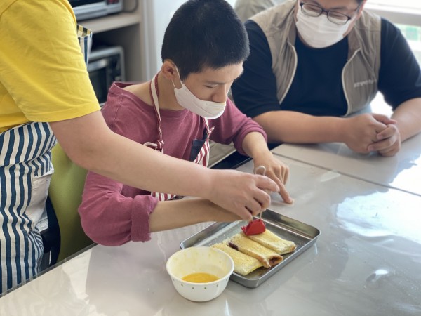 혼자 빵에 계란을 묻히는 모습