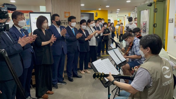 복지관 발달장애인 오케스트라의 공연을 보는 의원님들