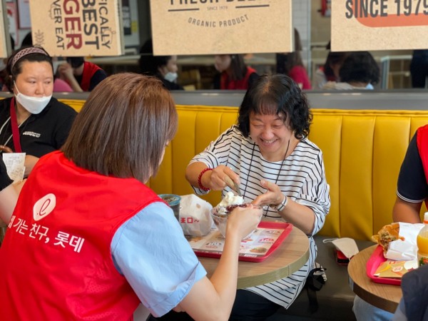 키오스크로 주문한 팥빙수를 봉사자와 맛있게 나눠먹는 이용자의 모습