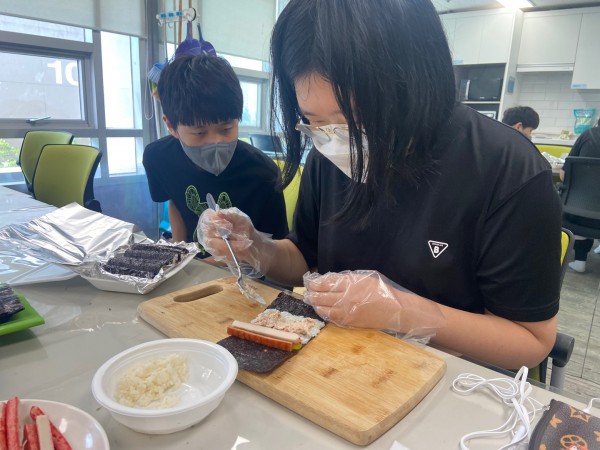 야무진 손으로 정성스럽게 꼬마김밥을 만드는 중이예요.