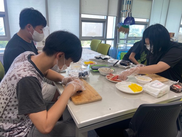 집중해서 김밥을 만들고 다 만든 친구들은 아직 만들고 있는 친구들을 도와주었어요.