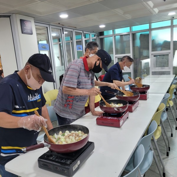 남성이용자분들이 장조림 만드는 모습