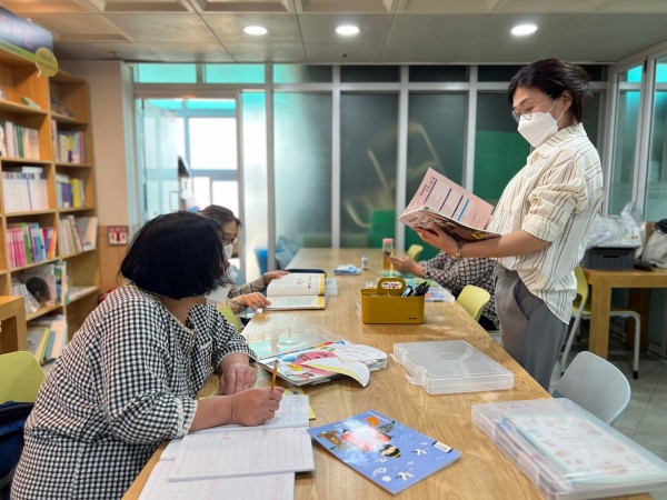 강사와 한글공부 하는 모습