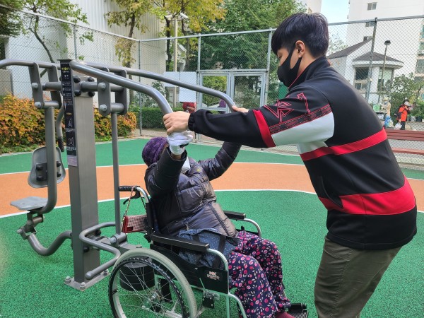 휠체어 장애당사자 전용운동기구 사용모습