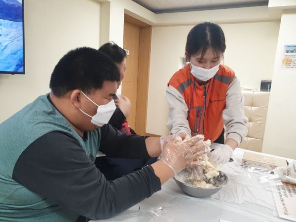 전통 떡 만들기 반죽을 만드는 모습