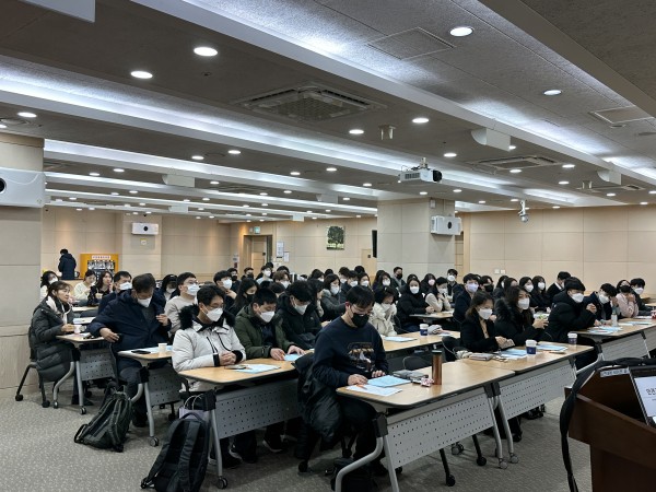 열심히 교육을 수강 중인 사회복지법인 상금 직원들