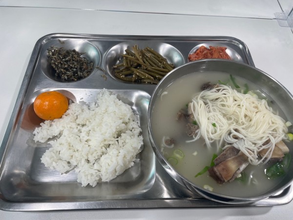 갈비탕 받은 식판 사진