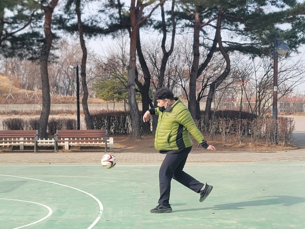 축구공을 차는 이용자의 모습