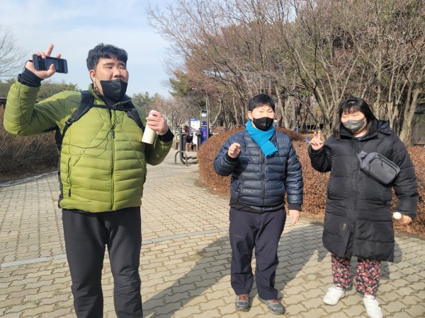 산책후 기념사진을 찍는 이용자의 모습