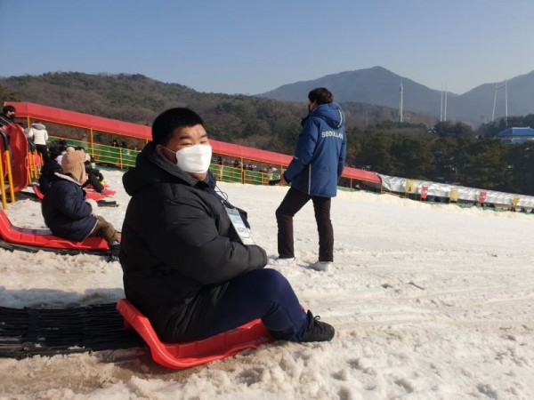 눈썰매 타기 전 기대하는 모습