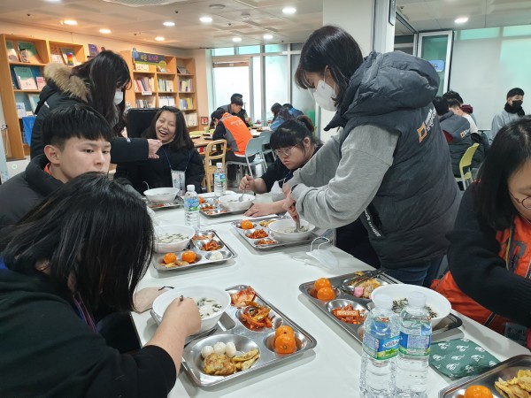 설 정 나누기- 떡국식사