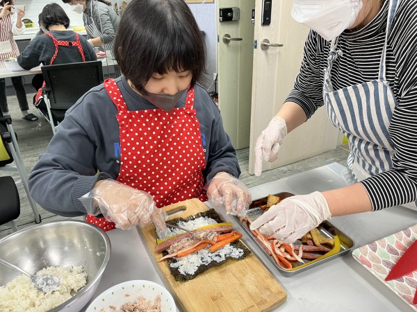 김밥 재료를 쌓는 모습