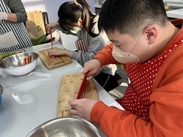 김밥 재료를 마저 써는 모습