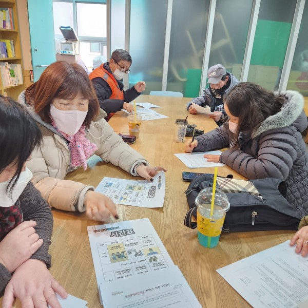 AAC시간표를 활용하여 일정에 대해 학습하는 모습