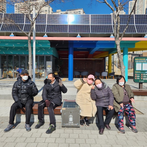 구청앞에서 단체사진 찍는 모습