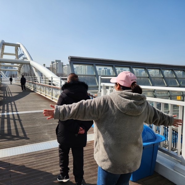 산책하며 바람을 느끼는 모습