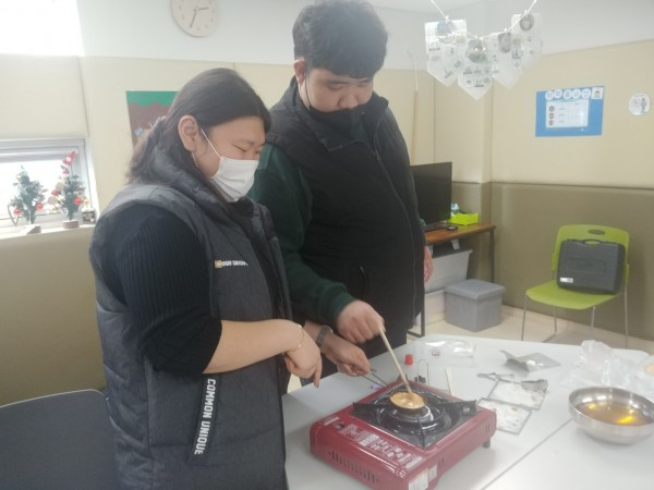 가스버너에서 달고나를 녹이는 모습