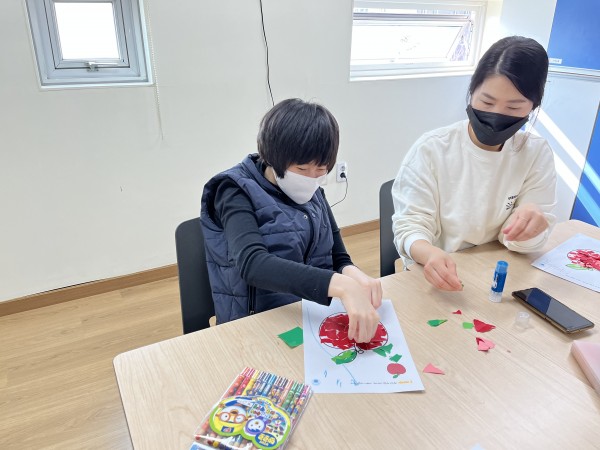 색종이 모자이크 활동으로 꽃을 만드는 미술활동을 하는 사진