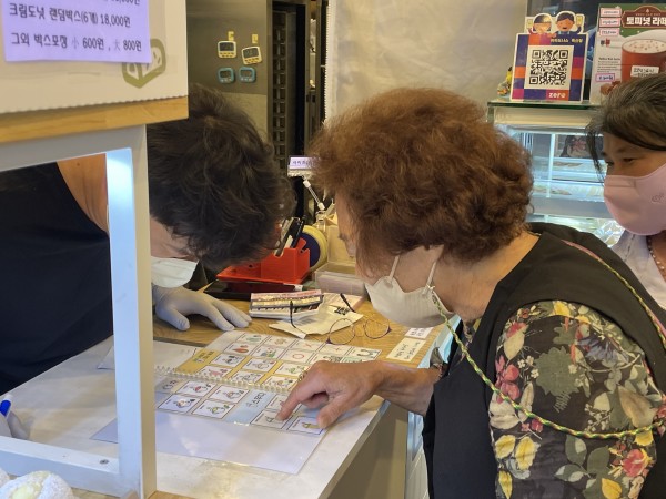 파파도나스 독산점에서 의사소통 도움 그림판으로 스무디를 시키는 참여자
