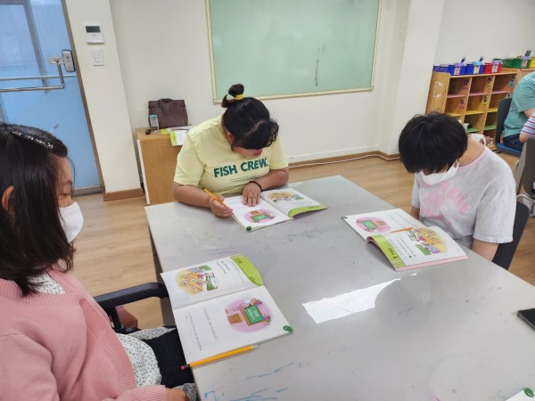 문해교육 교재를 보고있는 모습