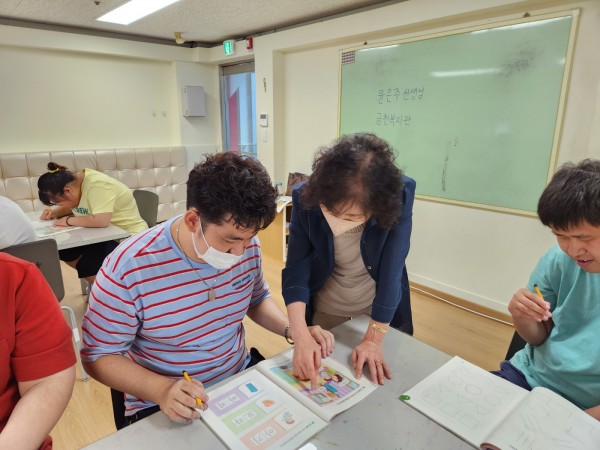 문해교육을 받고 있는 모습