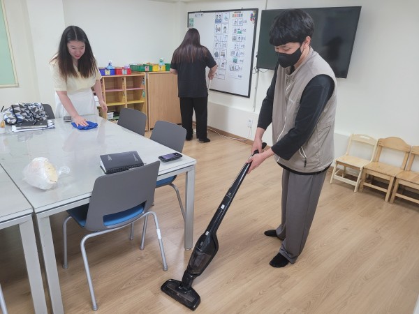 이룸라온아카데미 리프레쉬데이 맞이 대청소하는 모습